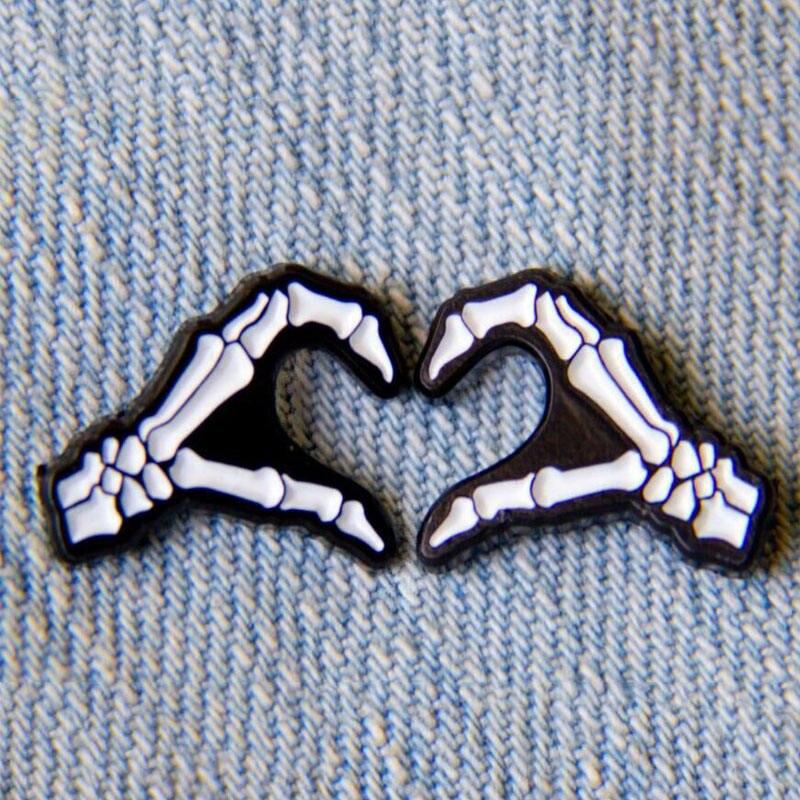 2 Pce/set Hand Bone Heart-Shaped Enamel Pin White Skeleton Brooch Backpack Clothes Lapel Halloween Jewelry Gift for Friends 2 Pce/set Hand Bone Heart-Shaped Enamel Pin White Skeleton Brooch Backpack Clothes Lapel Halloween Jewelry Gift for Friends