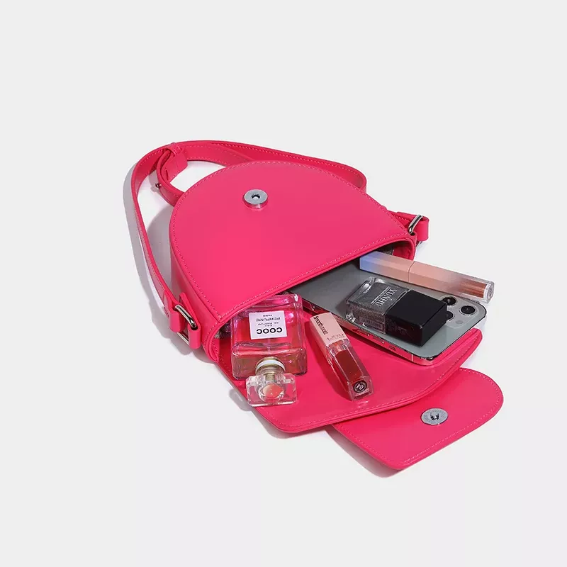 Chic Heart Saddle Crossbody Bag - Image 7